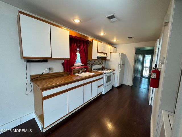 143 8th Street, Hazlet, NJ 07734