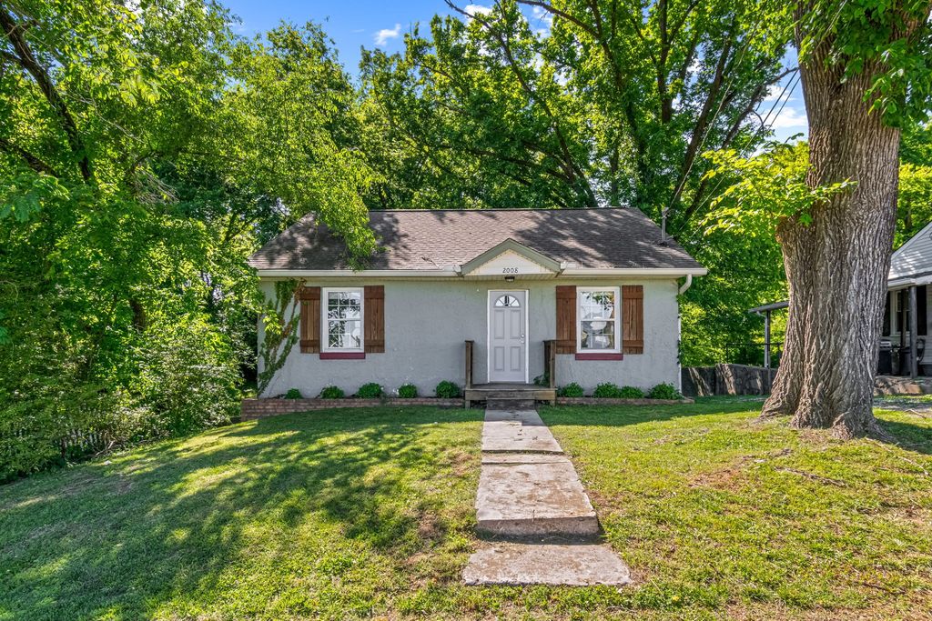 2008 Thomas Ave, Columbia, TN 38401