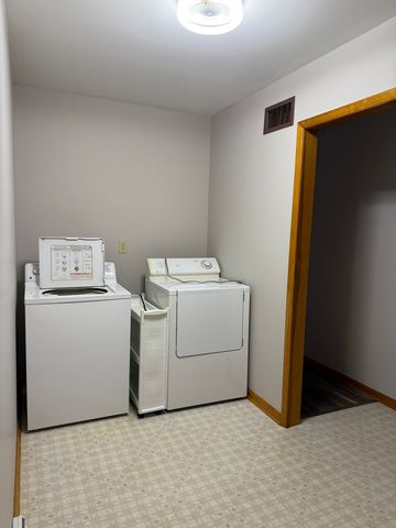 227 S 6th Street, Hennepin, IL 61327