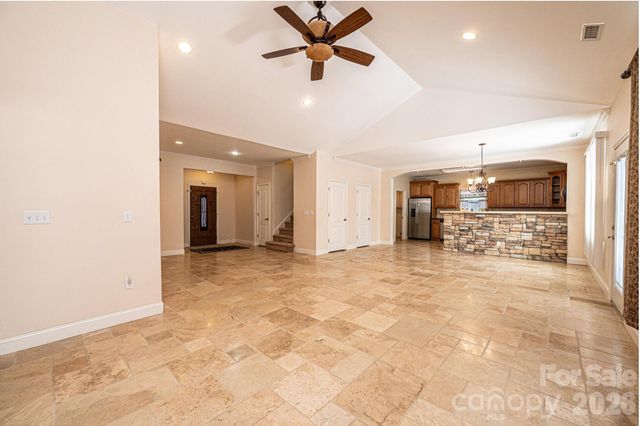 1825 Plaza Drive, Hickory, NC 28602