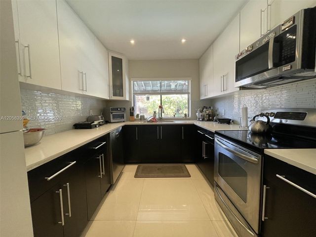 1066 NE 202nd Ln, Miami, FL 33179