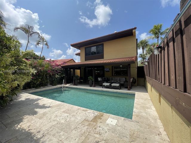 1066 NE 202nd Ln, Miami, FL 33179