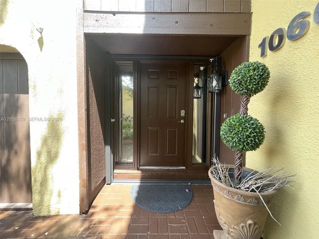 1066 NE 202nd Ln, Miami, FL 33179