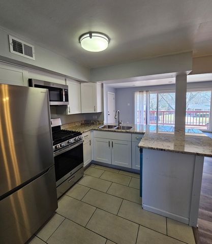 520 N Roberts Drive 2C, Glenwood, IL 60425