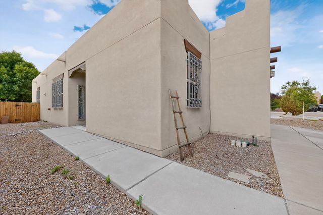 3008 Floras Del Sol Street, Santa Fe, NM 87507