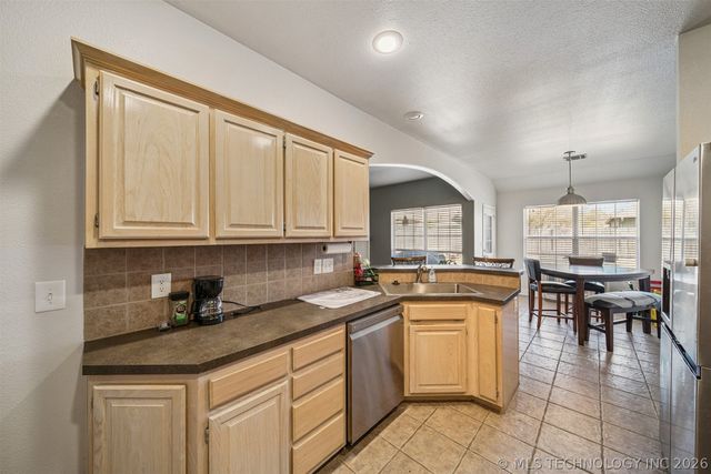 8027 Vintage Trace Drive, Claremore, OK 74019