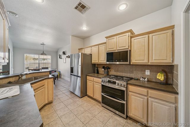 8027 Vintage Trace Drive, Claremore, OK 74019