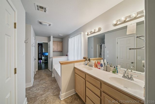 8027 Vintage Trace Drive, Claremore, OK 74019