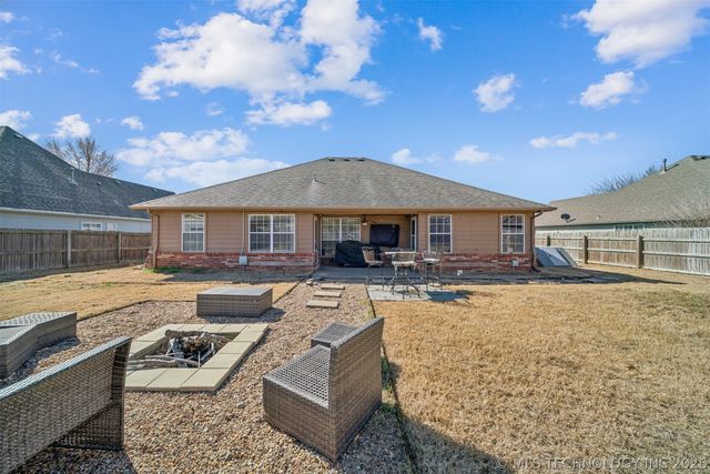 8027 Vintage Trace Drive, Claremore, OK 74019
