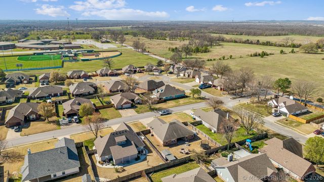 8027 Vintage Trace Drive, Claremore, OK 74019