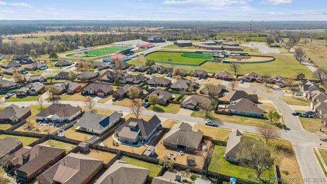 8027 Vintage Trace Drive, Claremore, OK 74019