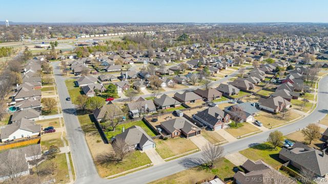 8027 Vintage Trace Drive, Claremore, OK 74019