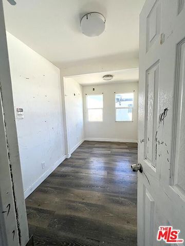 433 W 94th Street, Los Angeles, CA 90003
