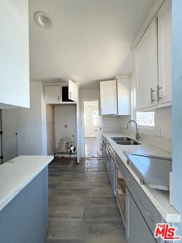 433 W 94th Street, Los Angeles, CA 90003