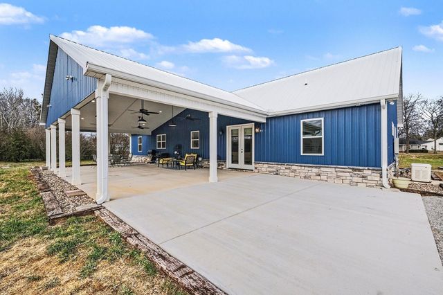 1801 Twin Caves Dr, Lewisburg, TN 37091