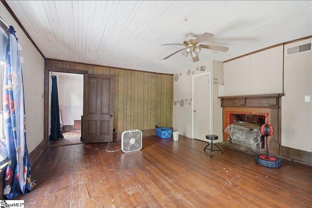 419 Academy Street, Laurens, SC 29360
