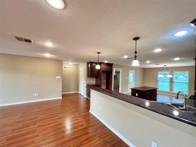 7017 Caldwell Road, Hitchcock, TX 77563