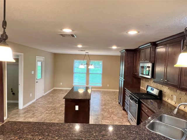 7017 Caldwell Road, Hitchcock, TX 77563