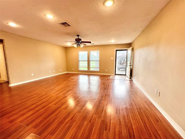 7017 Caldwell Road, Hitchcock, TX 77563