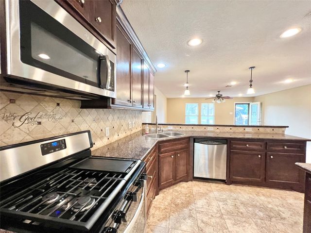 7017 Caldwell Road, Hitchcock, TX 77563