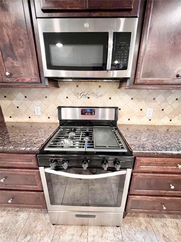 7017 Caldwell Road, Hitchcock, TX 77563