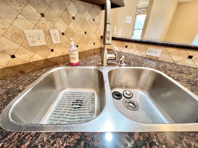 7017 Caldwell Road, Hitchcock, TX 77563