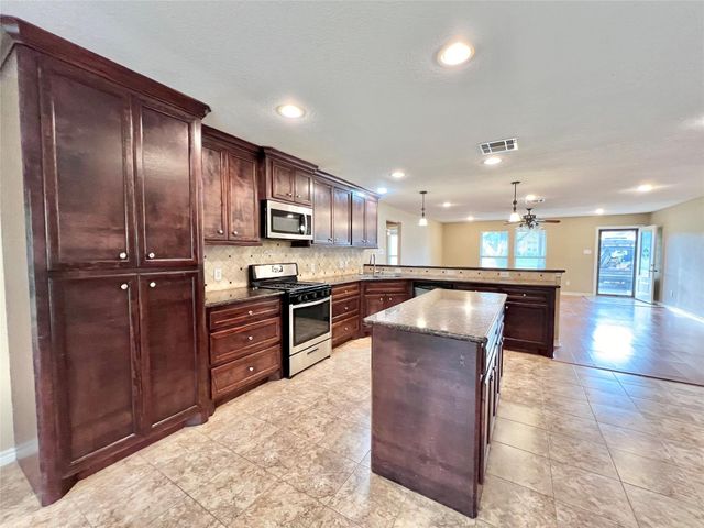 7017 Caldwell Road, Hitchcock, TX 77563