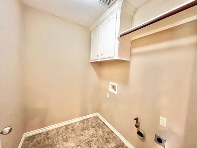 7017 Caldwell Road, Hitchcock, TX 77563