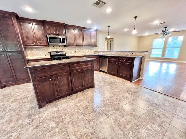 7017 Caldwell Road, Hitchcock, TX 77563