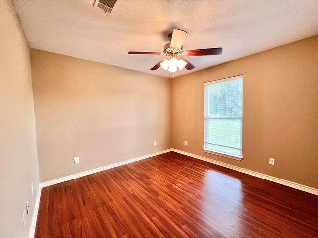 7017 Caldwell Road, Hitchcock, TX 77563