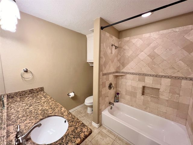 7017 Caldwell Road, Hitchcock, TX 77563