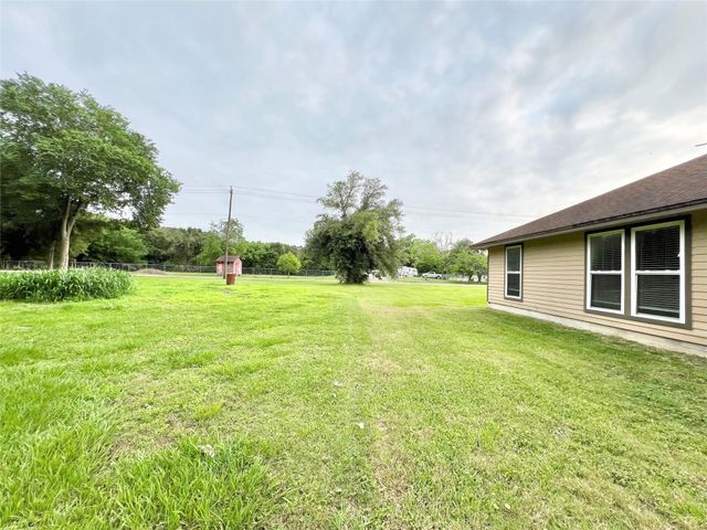 7017 Caldwell Road, Hitchcock, TX 77563
