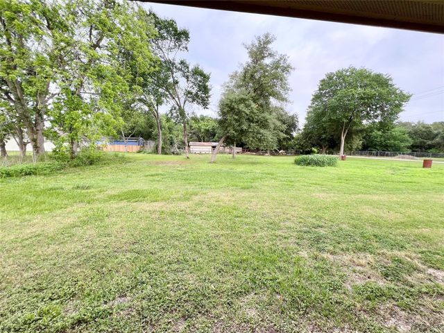 7017 Caldwell Road, Hitchcock, TX 77563