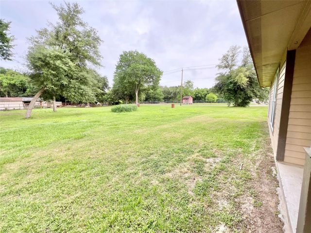 7017 Caldwell Road, Hitchcock, TX 77563