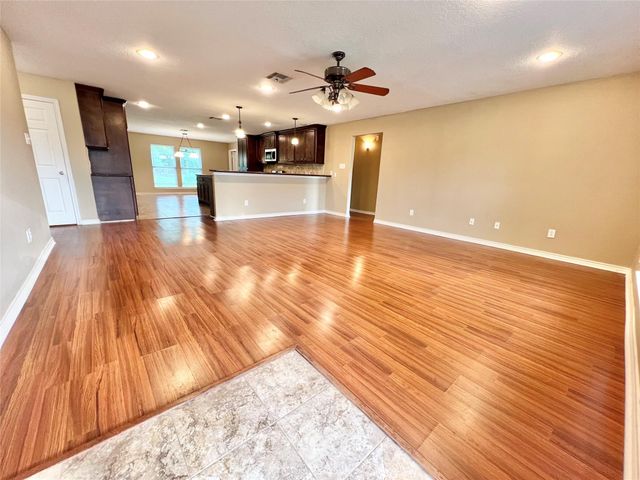 7017 Caldwell Road, Hitchcock, TX 77563