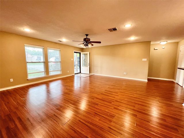 7017 Caldwell Road, Hitchcock, TX 77563