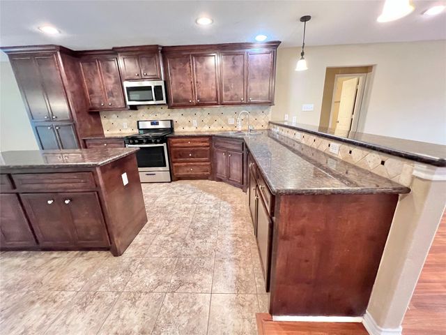 7017 Caldwell Road, Hitchcock, TX 77563