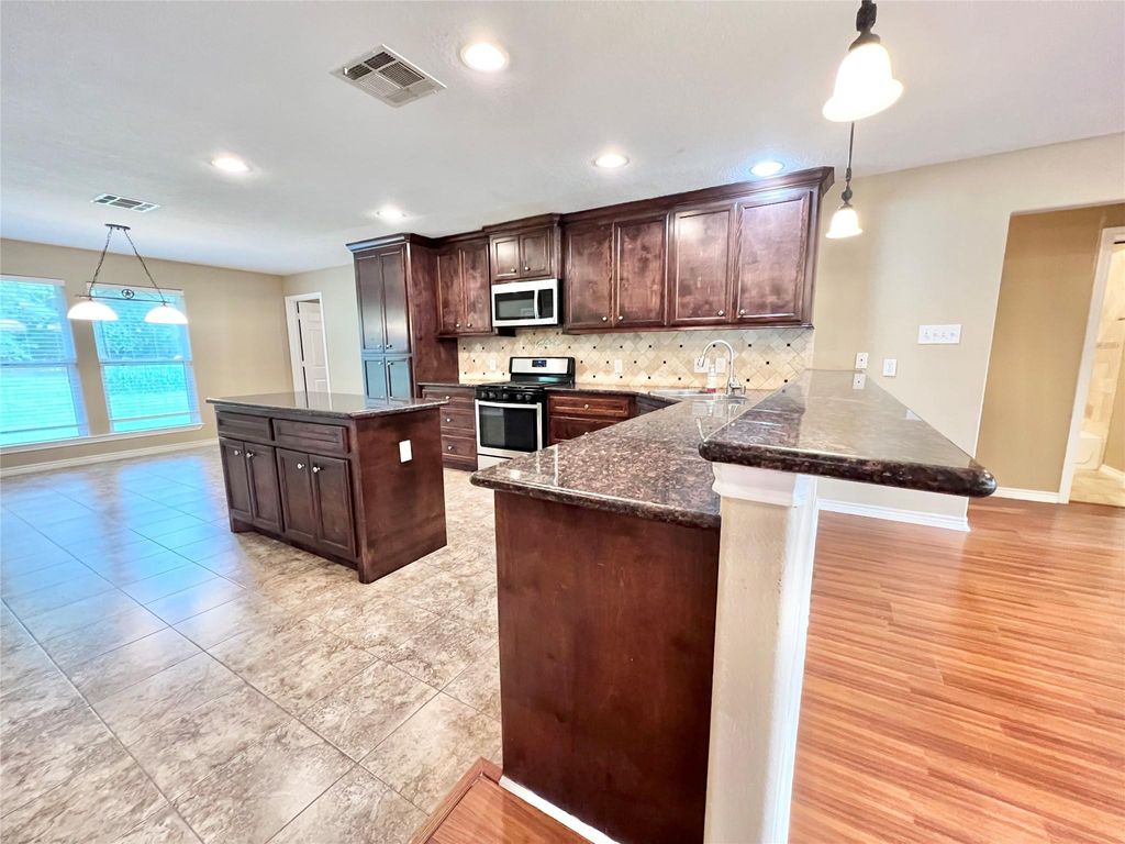 7017 Caldwell Road, Hitchcock, TX 77563