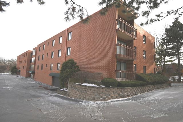 1S045 Spring Road H2, Oakbrook Terrace, IL 60181