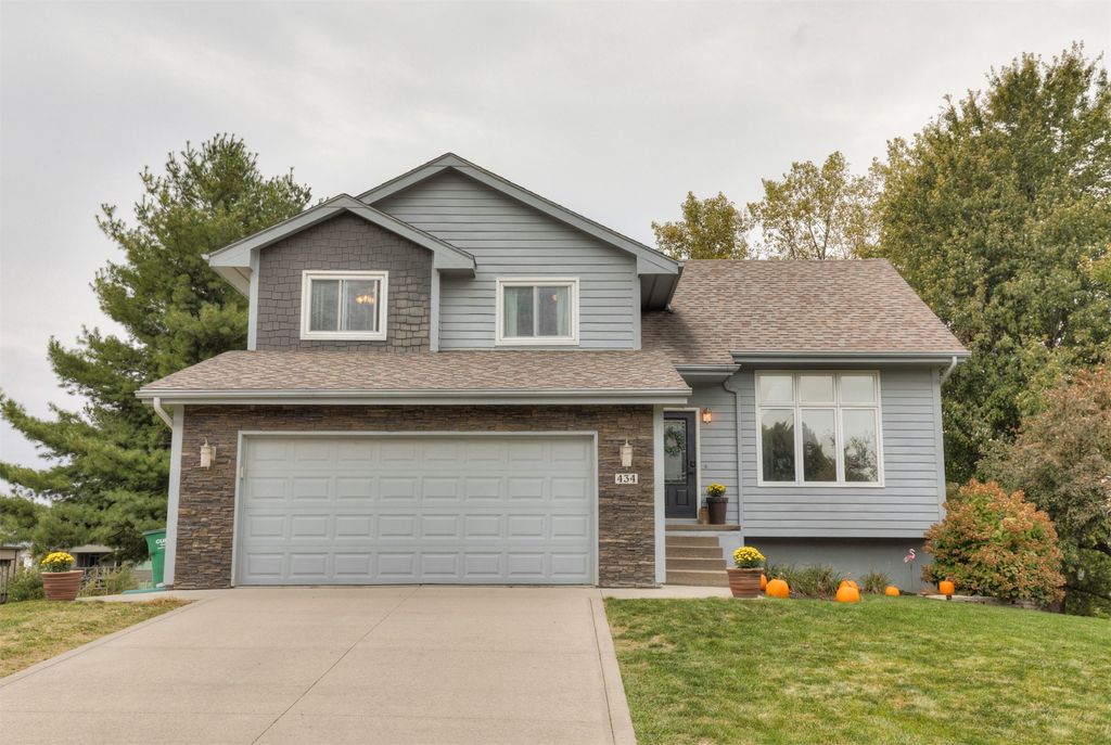434 NW Prairie Creek Drive, Grimes, IA 50111