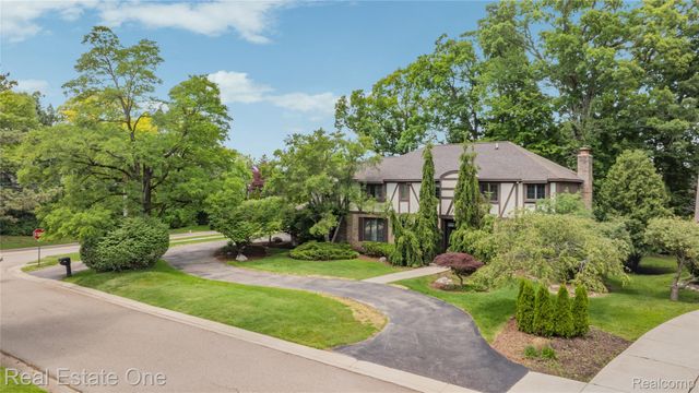 2250 Bloomfield Woods Court, West Bloomfield Charter Township, MI 48323