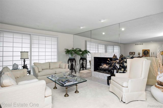 2250 Bloomfield Woods Court, West Bloomfield Charter Township, MI 48323