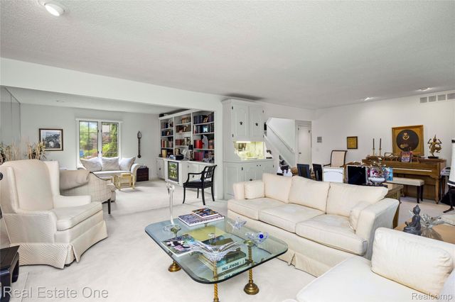 2250 Bloomfield Woods Court, West Bloomfield Charter Township, MI 48323