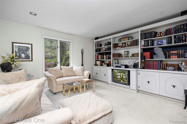 2250 Bloomfield Woods Court, West Bloomfield Charter Township, MI 48323