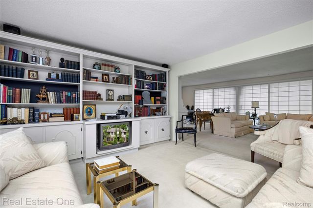 2250 Bloomfield Woods Court, West Bloomfield Charter Township, MI 48323