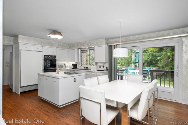 2250 Bloomfield Woods Court, West Bloomfield Charter Township, MI 48323