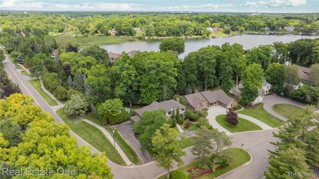 2250 Bloomfield Woods Court, West Bloomfield Charter Township, MI 48323