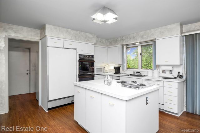2250 Bloomfield Woods Court, West Bloomfield Charter Township, MI 48323