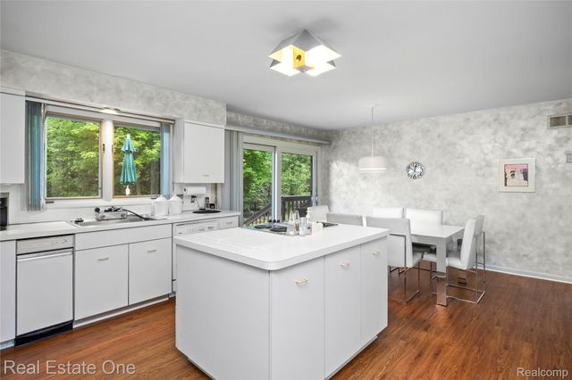 2250 Bloomfield Woods Court, West Bloomfield Charter Township, MI 48323