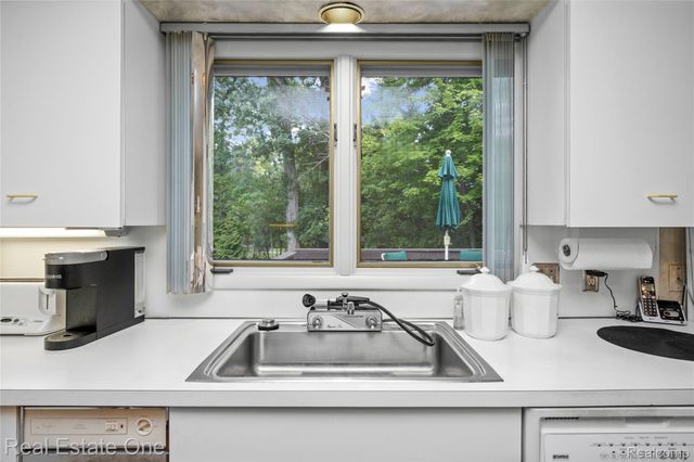 2250 Bloomfield Woods Court, West Bloomfield Charter Township, MI 48323